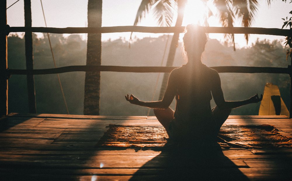 Silueta de una chica practicando yoga como hábito de vida saludable | Farmacia Labandeira